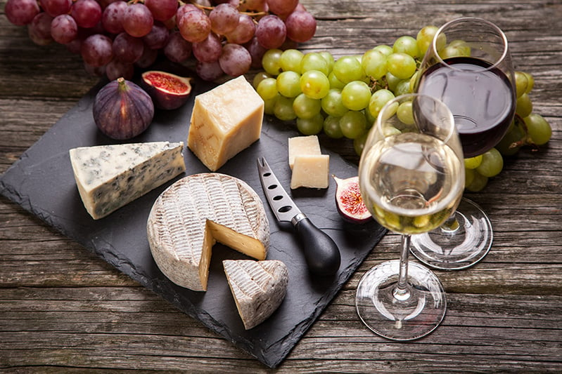 vin rouge et plateau de fromage repas de nöel